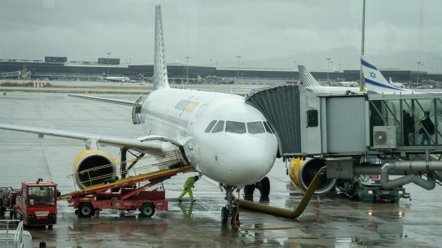 Un avión aparcado en la pista en el aeropuerto de El Prat. / EP Un avión aparcado en la pista en el aeropuerto de El Prat.
