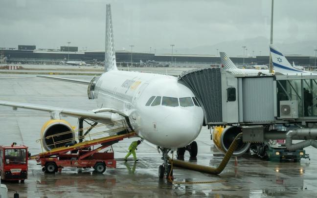 Un avión aparcado en la pista en el aeropuerto de El Prat.