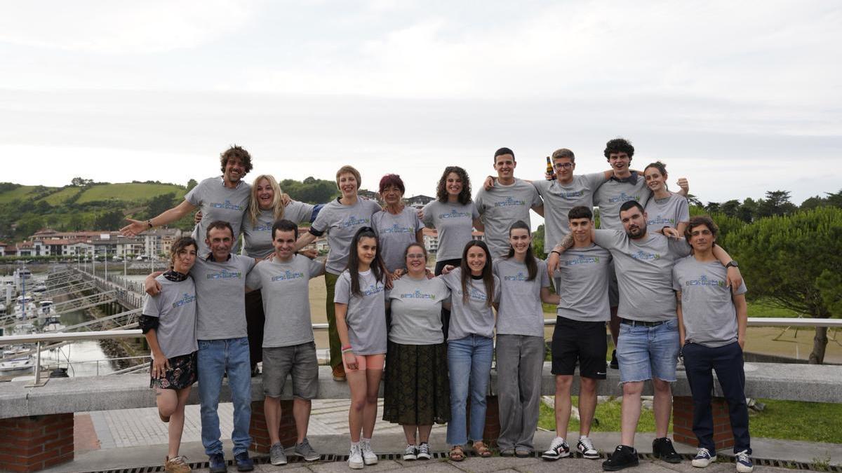 El equipo de Begi Bistan en el exterior del Txoko de Mikel Bermejo de Zumaia celebrando el 25º aniversario.