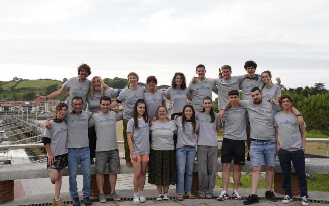 El equipo de Begi Bistan en el exterior del Txoko de Mikel Bermejo de Zumaia celebrando el 25º aniversario.