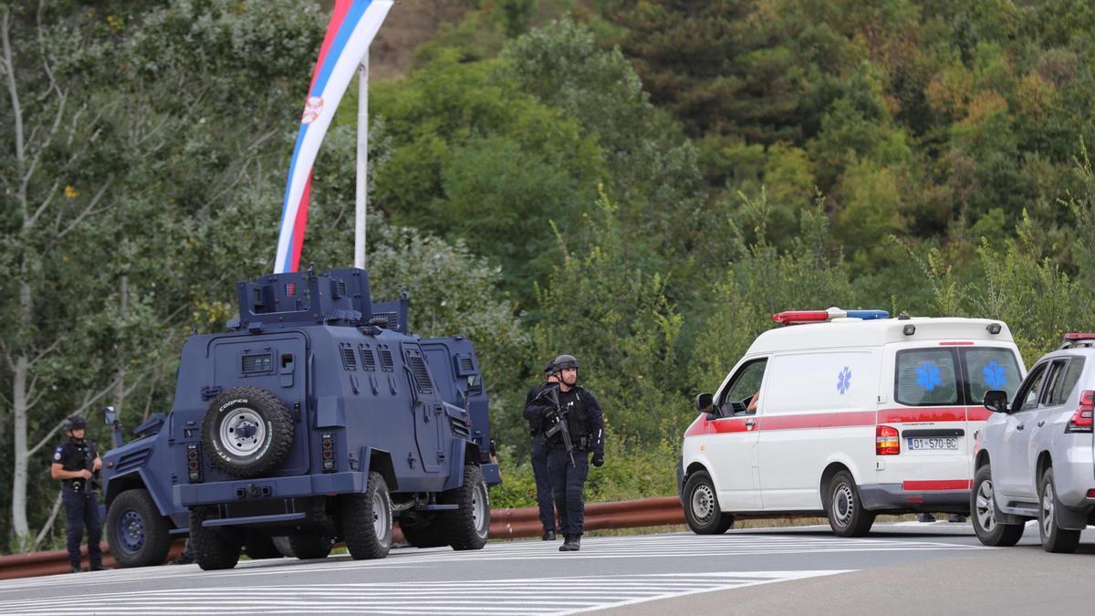 Un control de la policía kosovar cerca de la aldea de Banjske, en el norte de Kosovo, tras el ataque.