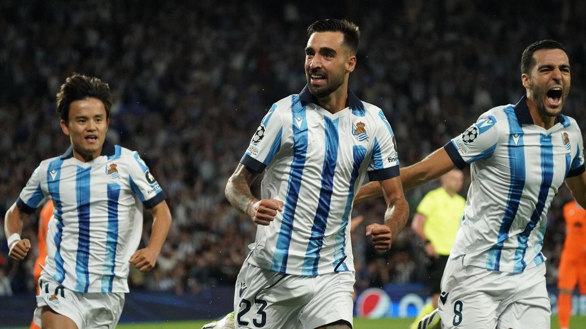 Take Kubo, Brais Méndez y Mikel Merino celebran el gol que marcó el gallego al Inter de Milán en Anoeta, en la fase de grupos de la última edición de la Champions League. / RUBEN PLAZA