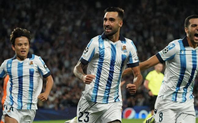 Take Kubo, Brais Méndez y Mikel Merino celebran el gol que marcó el gallego al Inter de Milán en Anoeta, en la fase de grupos de la última edición de la Champions League. / RUBEN PLAZA