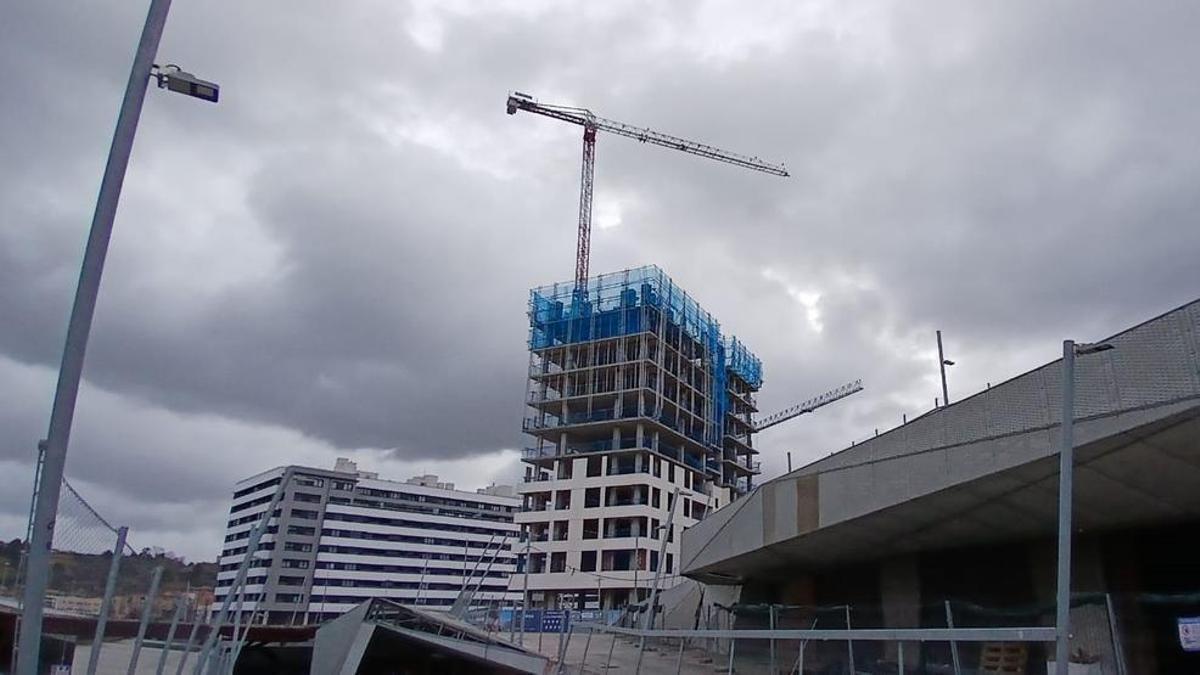 Un edificio en construcción en una foto de archivo.