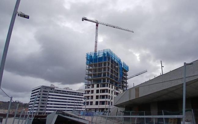 Un edificio en construcción en una foto de archivo.