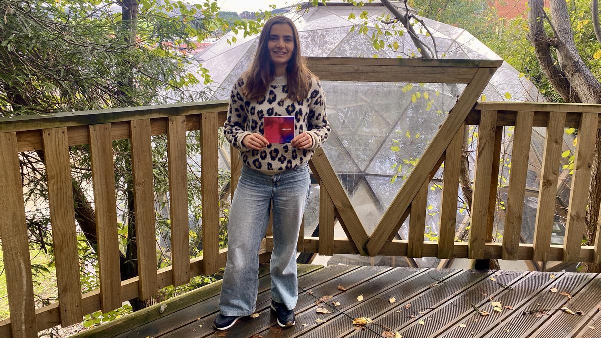 Ainhoa Urteaga posando con su disco 'Arrakala'.