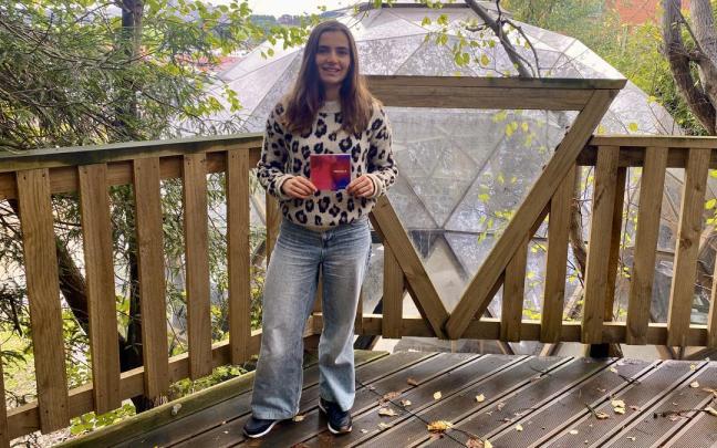 Ainhoa Urteaga posando con su disco 'Arrakala'.