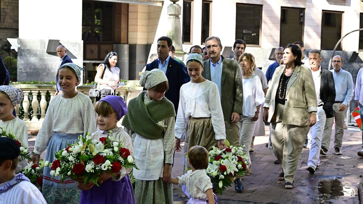El lehendakari y los miembros de la ejecutiva del PNV a su llegada a los Jardines de Albia