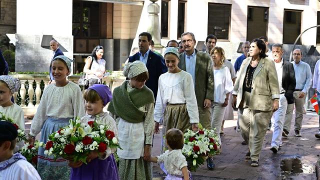 El lehendakari y los miembros de la ejecutiva del PNV a su llegada a los Jardines de Albia