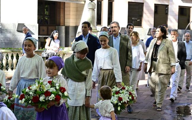 El lehendakari y los miembros de la ejecutiva del PNV a su llegada a los Jardines de Albia