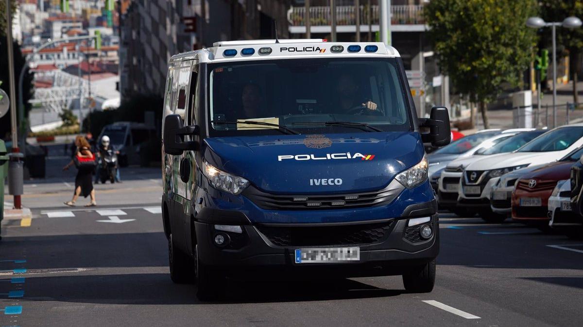 El hombre detenido llega en furgón policial a la Ciudad de la Justicia de Vigo, a 15 de septiembre de 2024, en Vigo