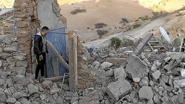 El problema para el rescate es que la casas de adobe, que tanto abundan en el Atlas, cuando se derrumban, forman una montaña de piedras que no dejan aire. | FOTO: E. P.