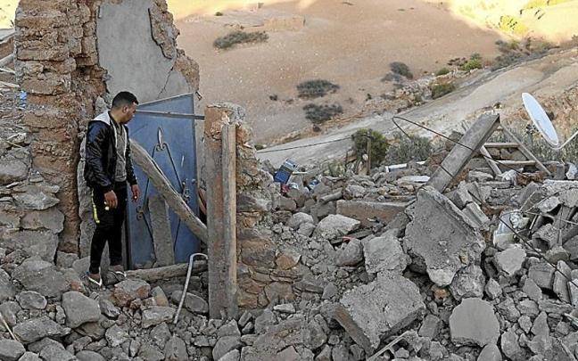 El problema para el rescate es que la casas de adobe, que tanto abundan en el Atlas, cuando se derrumban, forman una montaña de piedras que no dejan aire. | FOTO: E. P. El problema para el rescate es que la casas de adobe, que tanto abundan en el Atlas, cuando se derrumban, forman una montaña de piedras que no dejan aire. | FOTO: E. P.