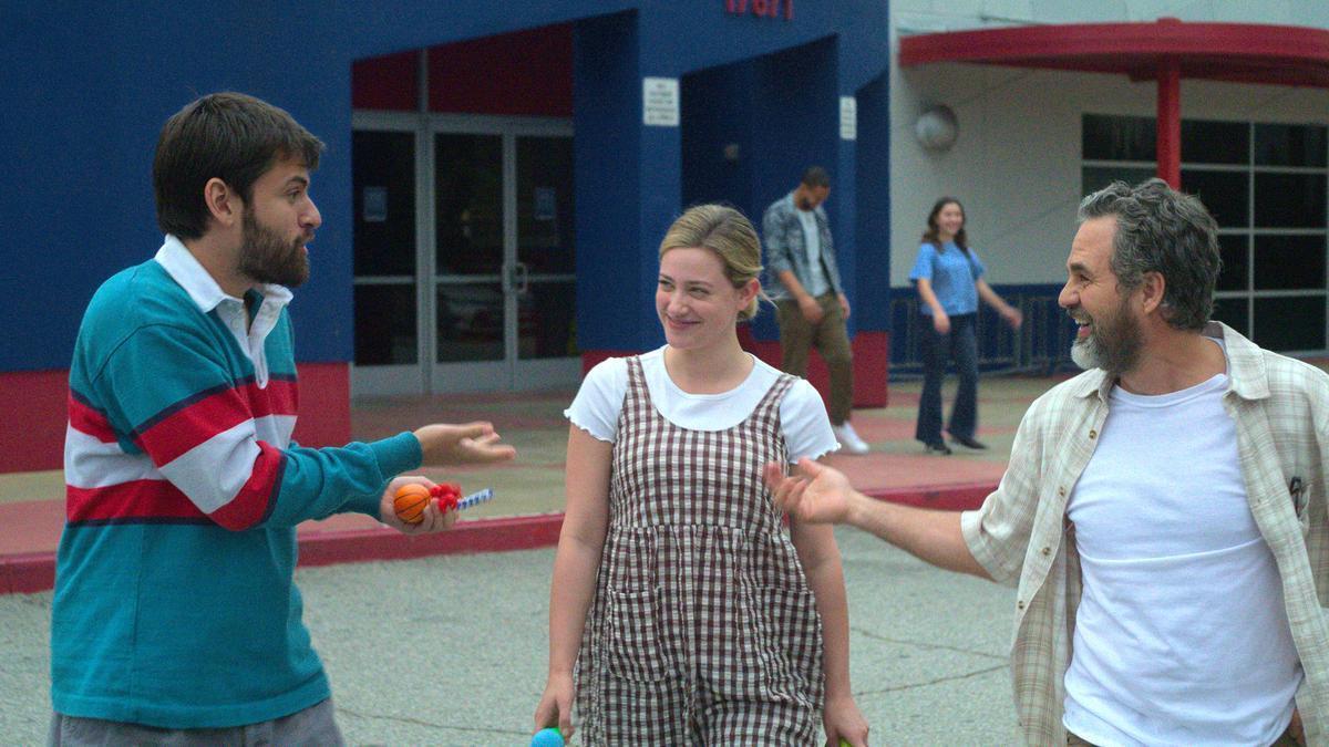 Imagen de la serie ‘Hal & Harper’ con cooper Raiff, Lily Reinhart y Mark Ruffalo.
