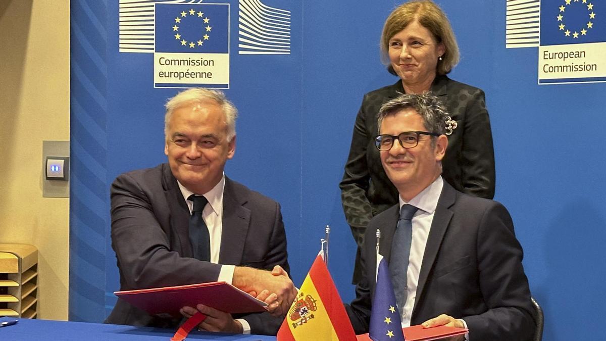 Bolaños y González Pons durante la firma del acuerdo en Bruselas.