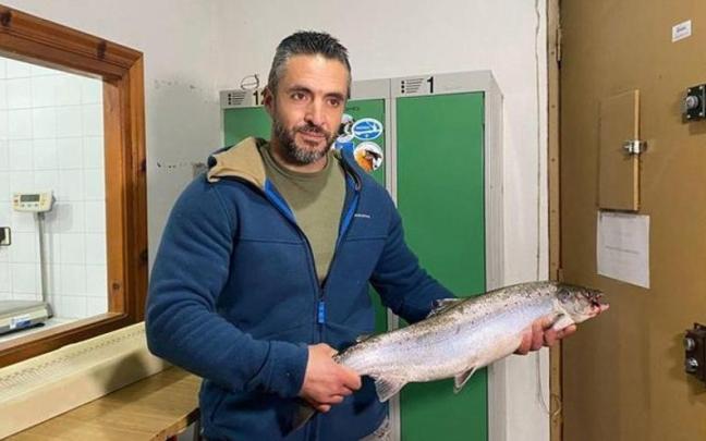 El pescador de Villanueva que ha conseguido pescar el primer salmón de la temporada en Asturias.