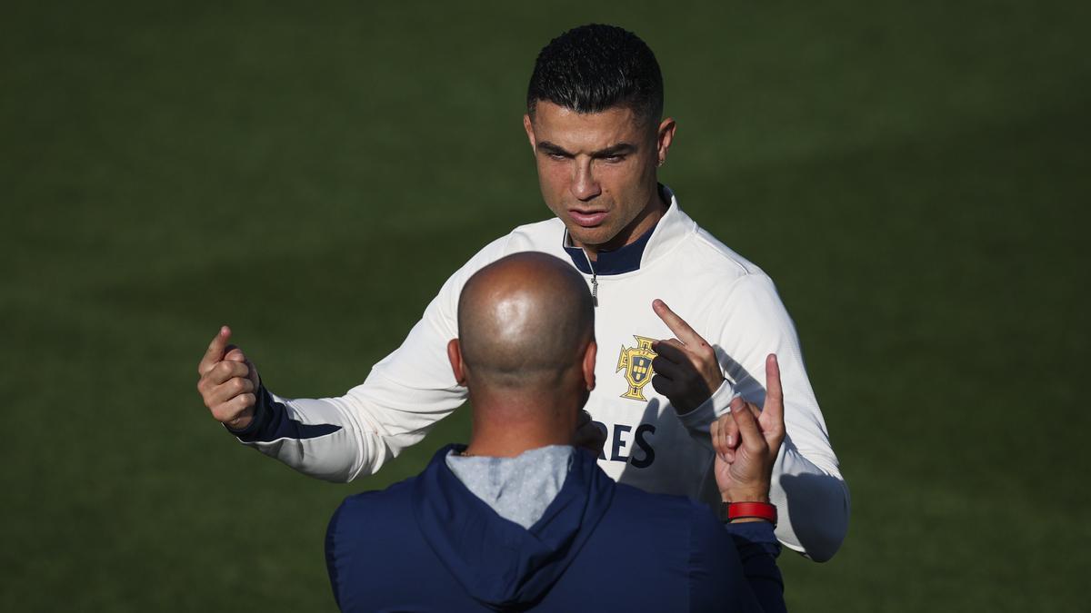 Critsiano Ronaldo charla con el seleccionador Roberto Martínez durante la concentración con Portugal.