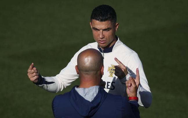 Critsiano Ronaldo charla con el seleccionador Roberto Martínez durante la concentración con Portugal.