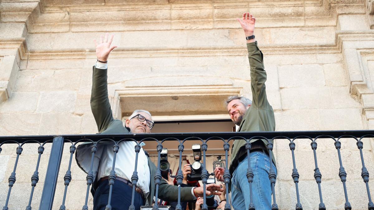 El hasta ahora alcalde de Lugo Miguel Fernández (i), del PSOE, y el teniente alcalde, Rubén Arroxo (d) del BNG.