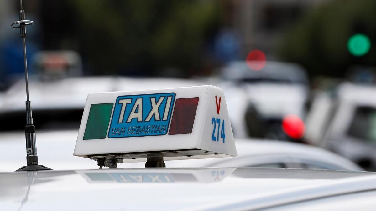 Imagen de un taxi en Donostia