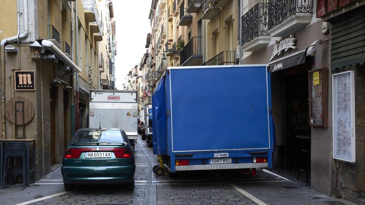 Vehículos en la calle Estafeta de Pamplona