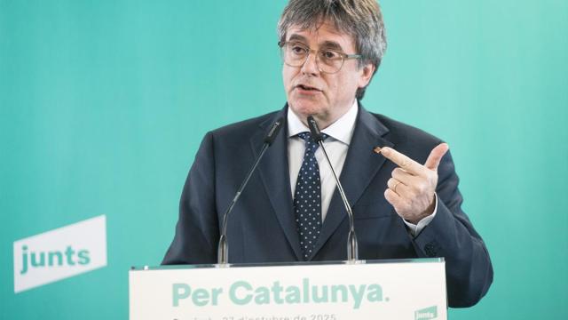 El presidente de Junts, Carles Puigdemont, durante una rueda de prensa, en el espacio Les 5 Éléments, a 27 de octubre de 2025.