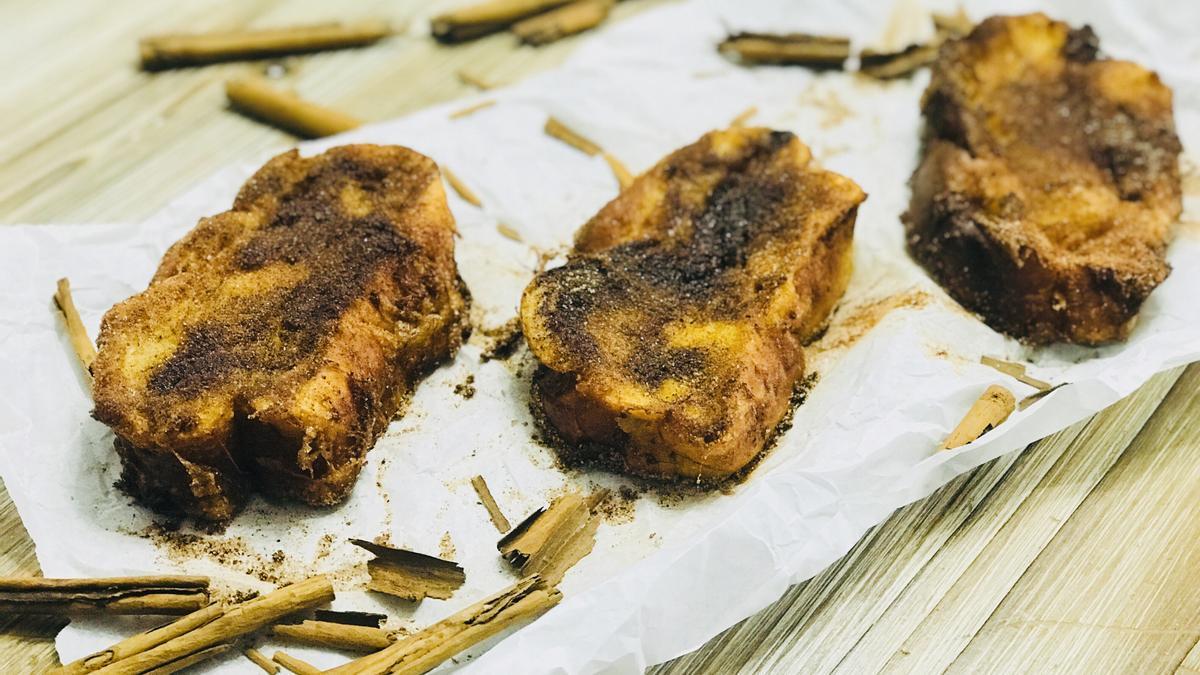 Torrijas de pan brioche recién hechas.