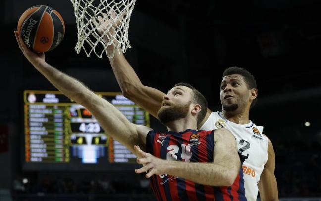 Costello, que en la imagen anota a aro pasado ante la presencia de Tavares, resultó decisivo en la última acción del partido Costello, que en la imagen anota a aro pasado ante la presencia de Tavares, resultó decisivo en la última acción del partido