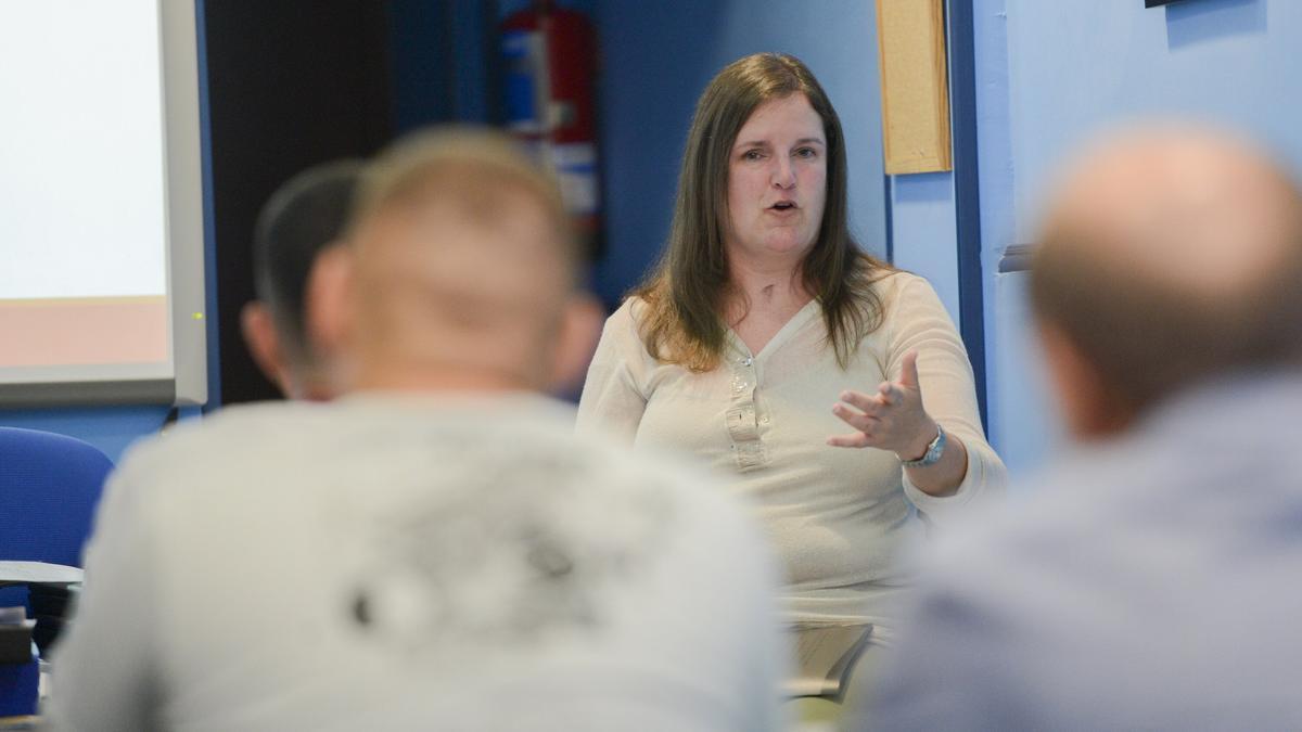 Ainhoa Elorriaga ofrece charlas en autoescuelas y centros educativos