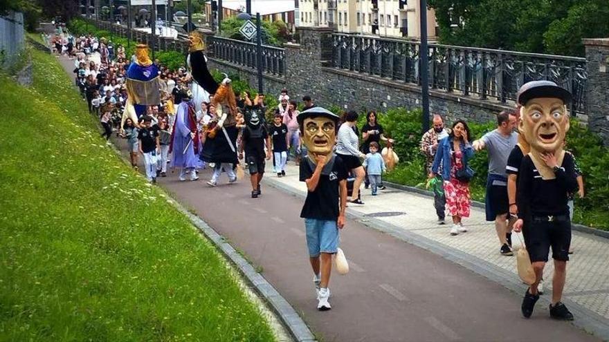 Desfile de gigantes y cabezudos.