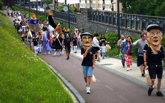 Desfile de gigantes y cabezudos.