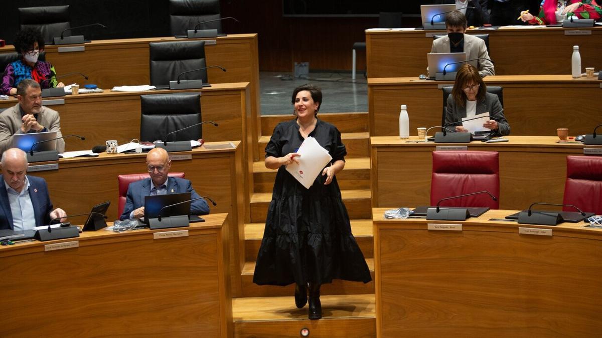 La portavoz de Geroa Bai en materia educativa, María Solana, durante un pleno del Parlamento foral