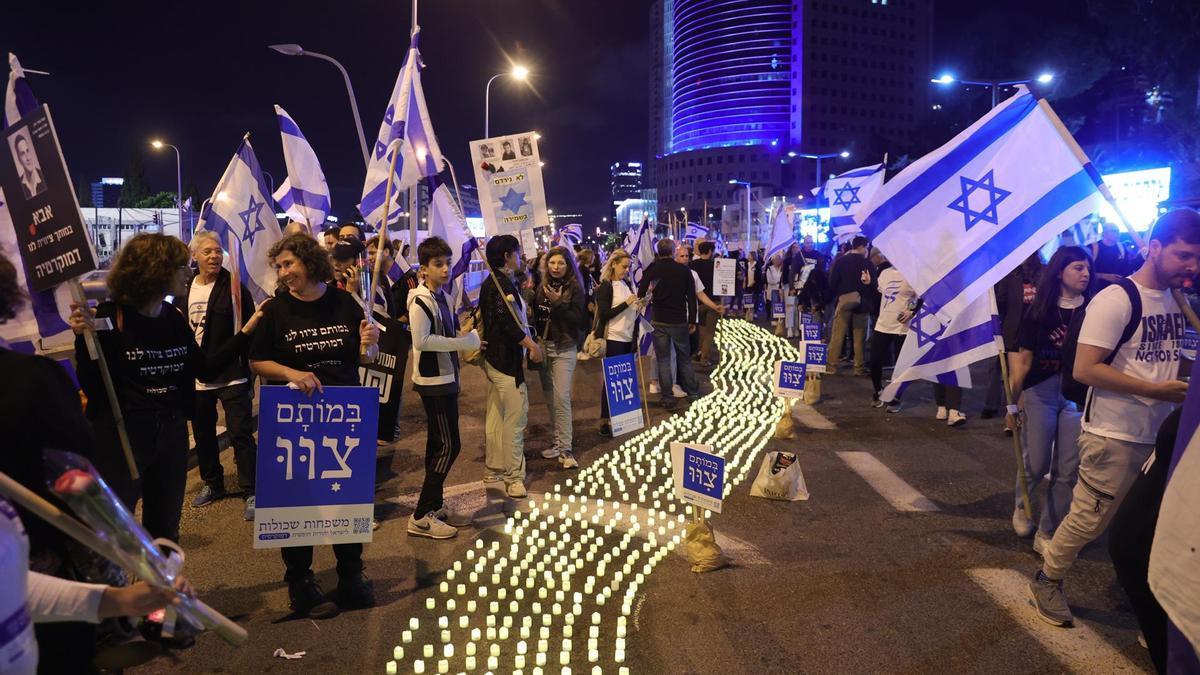 Ciudadanos israelíes manifestándose en Tel Aviv