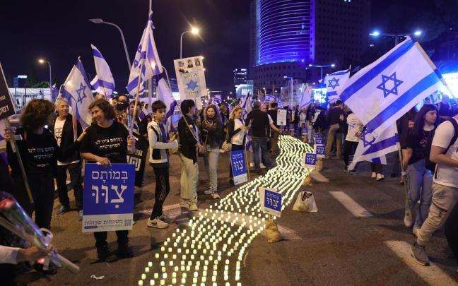 Ciudadanos israelíes manifestándose en Tel Aviv Ciudadanos israelíes manifestándose en Tel Aviv