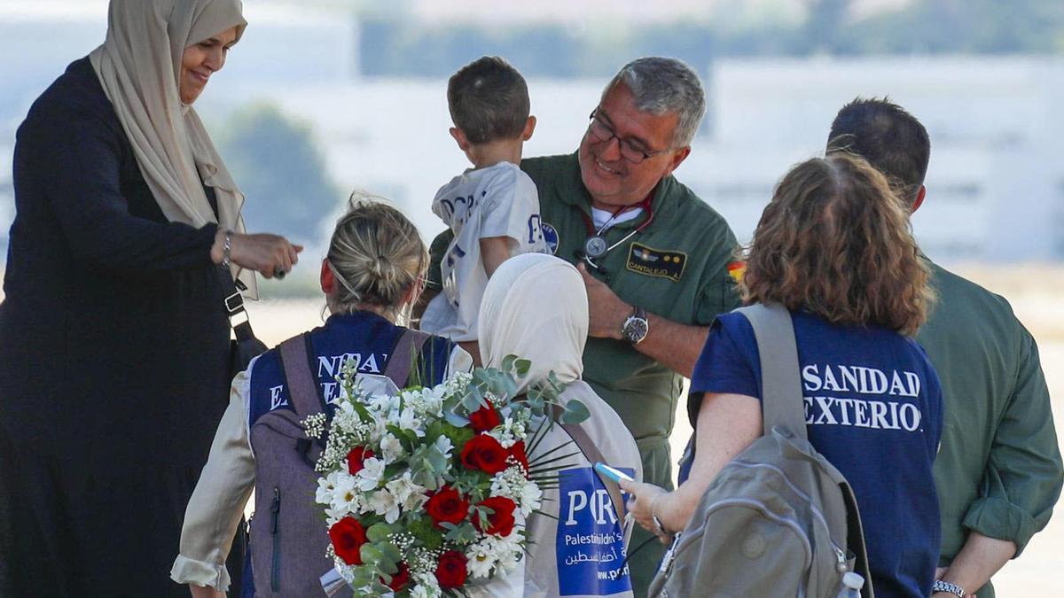 Llegada a la base aérea de Torrejón de Ardoz de Madrid de las familias de 15 niños procedentes de Gaza