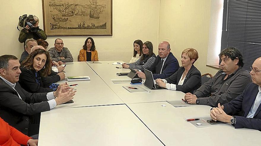 La consejera Tapia y los representantes de la cadena alimentaria, ayer, en Derio. | FOTO: IREKIA