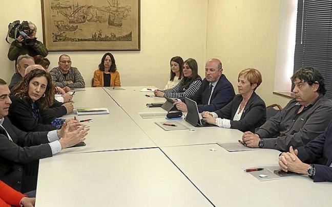 La consejera Tapia y los representantes de la cadena alimentaria, ayer, en Derio. | FOTO: IREKIA