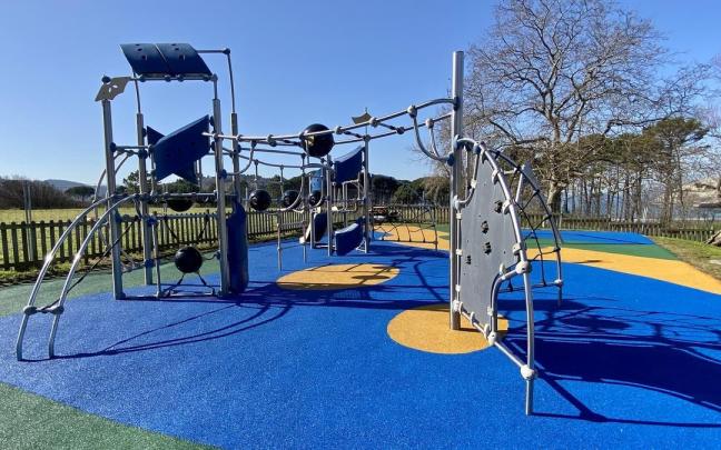 El nuevo pavimento en el parque infantil de Ondargane. El nuevo pavimento en el parque infantil de Ondargane.