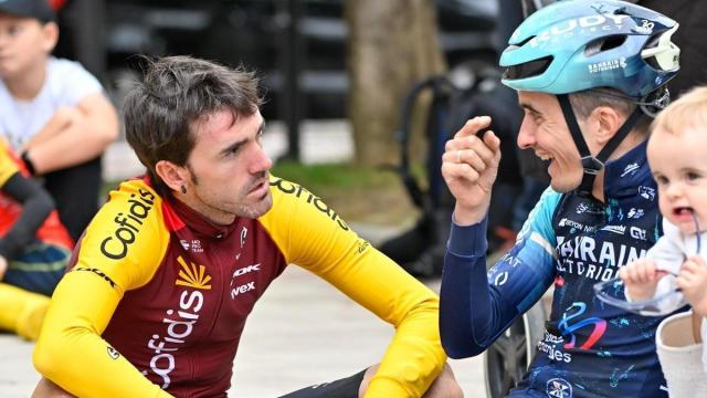 Ion Izagirre y Pello Bilbao conversan después de su última carrera.
