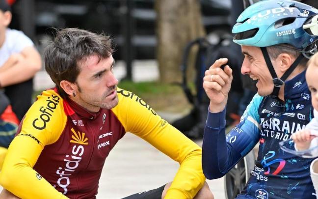 Ion Izagirre y Pello Bilbao conversan después de su última carrera.