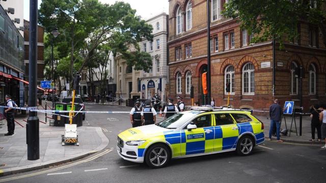 Agentes de la policía británica en el lugar del ataque.