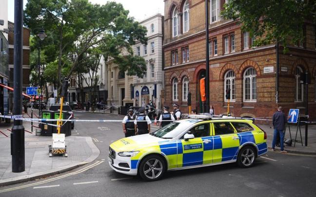 Agentes de la policía británica en el lugar del ataque.