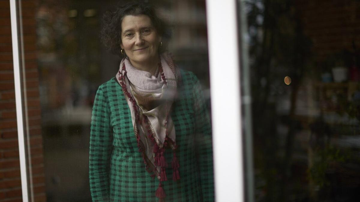 Inés Francés, desde el ventanal de entrada a la sede del departamento de Derechos Sociales.