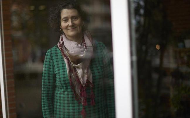 Inés Francés, desde el ventanal de entrada a la sede del departamento de Derechos Sociales.