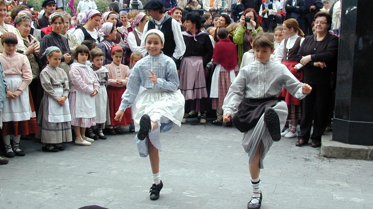 Niñas bailando en unas Euskal Jaiak de Getaria.