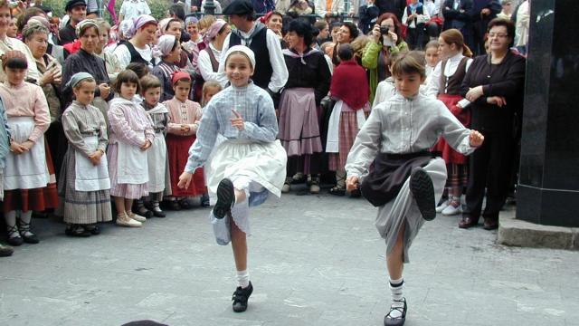 Niñas bailando en unas Euskal Jaiak de Getaria.