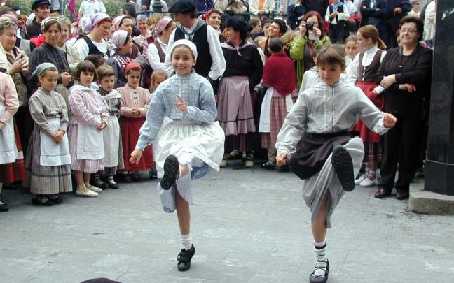 Niñas bailando en unas Euskal Jaiak de Getaria.