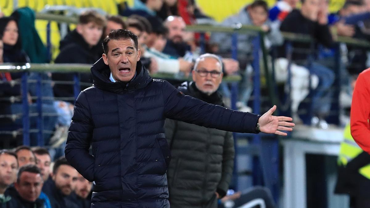 Luis García arenga a sus pupilos durante el partido