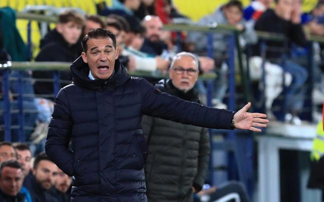 Luis García arenga a sus pupilos durante el partido Luis García arenga a sus pupilos durante el partido
