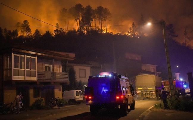 Varios camiones militares tratan de extinguir uno de los fuegos declarados en Ourense